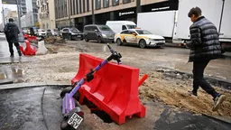 В Госдуму внесли законопроект, разрешающий гражданам самостоятельно менять асфальт во дворах и на местных дорогах